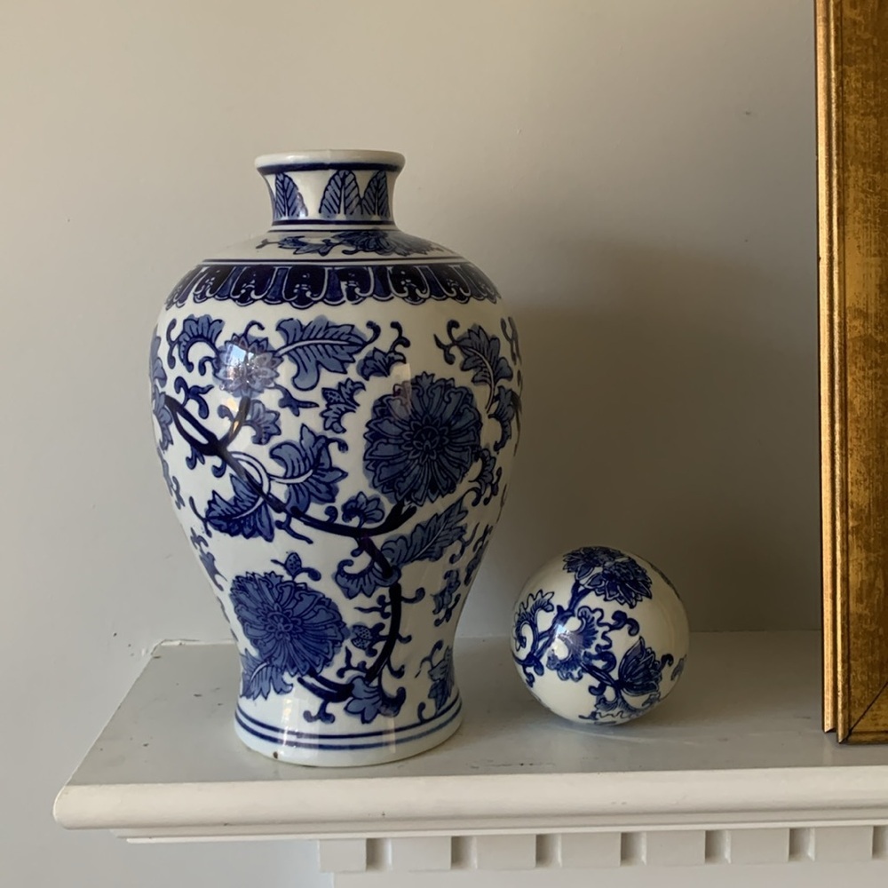 Chinoiserie Elegant Blue and White Floral Accent Vase ceramic new home decor - Picture 9 of 11